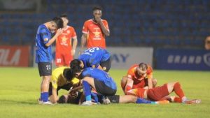 Cầu thủ hạng Ba bất ngờ co giật giữa trận, gây lo ngại về sức khỏe